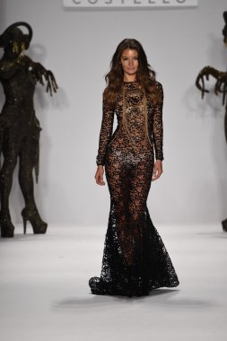 model mtcostello ilkbahar yaz 2015 tanıtımı için pist yürür
