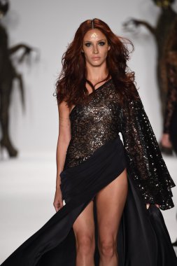 model mtcostello ilkbahar yaz 2015 tanıtımı için pist yürür