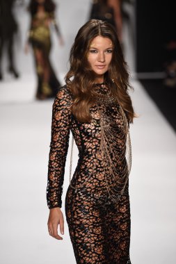 model mtcostello ilkbahar yaz 2015 tanıtımı için pist yürür