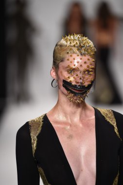 model mtcostello ilkbahar yaz 2015 tanıtımı için pist yürür