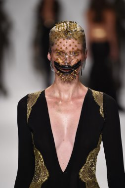 model mtcostello ilkbahar yaz 2015 tanıtımı için pist yürür