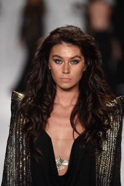 model mtcostello ilkbahar yaz 2015 tanıtımı için pist yürür