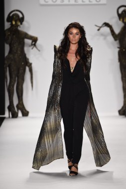 model mtcostello ilkbahar yaz 2015 tanıtımı için pist yürür