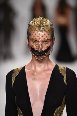 model mtcostello ilkbahar yaz 2015 tanıtımı için pist yürür