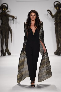 model mtcostello ilkbahar yaz 2015 tanıtımı için pist yürür