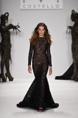 model mtcostello ilkbahar yaz 2015 tanıtımı için pist yürür