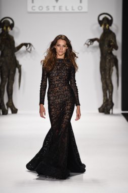 model mtcostello ilkbahar yaz 2015 tanıtımı için pist yürür