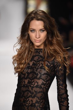 model mtcostello ilkbahar yaz 2015 tanıtımı için pist yürür