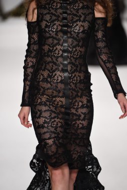 model mtcostello ilkbahar yaz 2015 tanıtımı için pist yürür