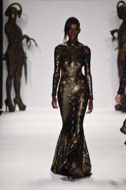 model mtcostello ilkbahar yaz 2015 tanıtımı için pist yürür