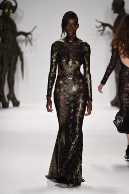 model mtcostello ilkbahar yaz 2015 tanıtımı için pist yürür