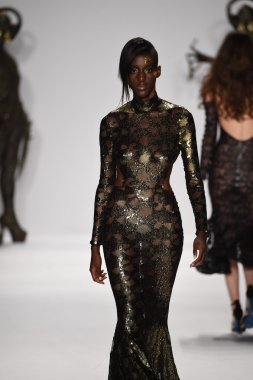 model mtcostello ilkbahar yaz 2015 tanıtımı için pist yürür