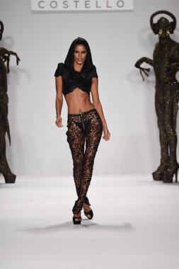 model mtcostello ilkbahar yaz 2015 tanıtımı için pist yürür