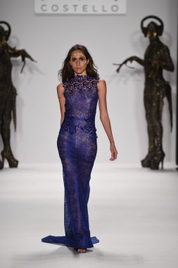 model mtcostello ilkbahar yaz 2015 tanıtımı için pist yürür