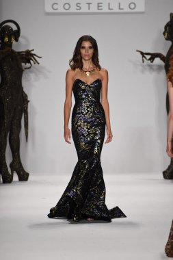 model mtcostello ilkbahar yaz 2015 tanıtımı için pist yürür