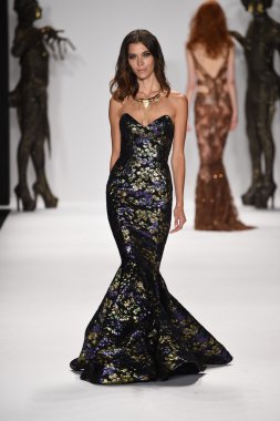 model mtcostello ilkbahar yaz 2015 tanıtımı için pist yürür