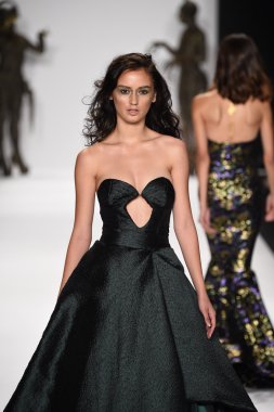 model mtcostello ilkbahar yaz 2015 tanıtımı için pist yürür