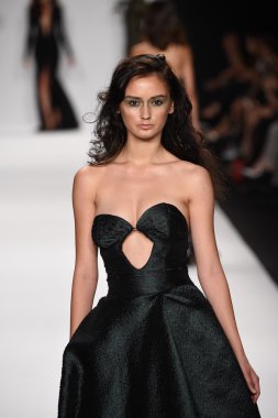 model mtcostello ilkbahar yaz 2015 tanıtımı için pist yürür