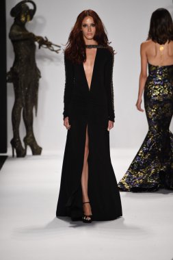 model mtcostello ilkbahar yaz 2015 tanıtımı için pist yürür