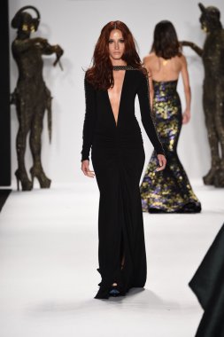 model mtcostello ilkbahar yaz 2015 tanıtımı için pist yürür