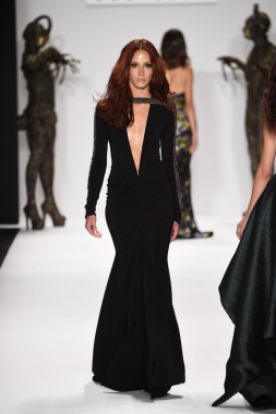 model mtcostello ilkbahar yaz 2015 tanıtımı için pist yürür