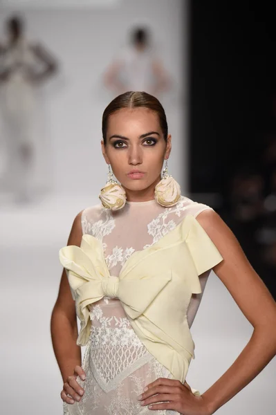 Modelo pasarela para Furne Amato Primavera Verano 2015 presentación — Foto de Stock