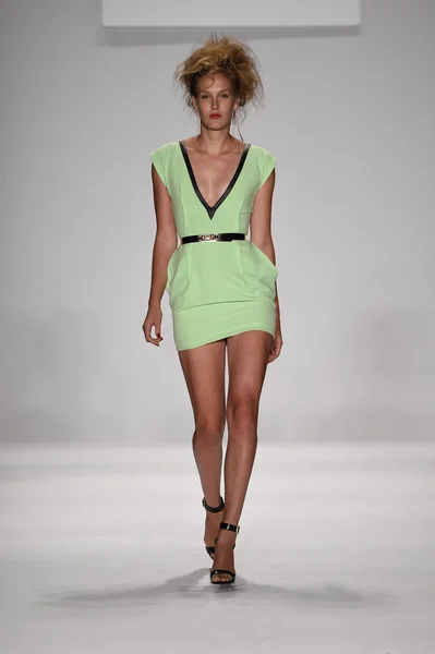 Model walks runway for Altaf Maaneshia Spring Summer 2015 presentation — Stock Photo, Image