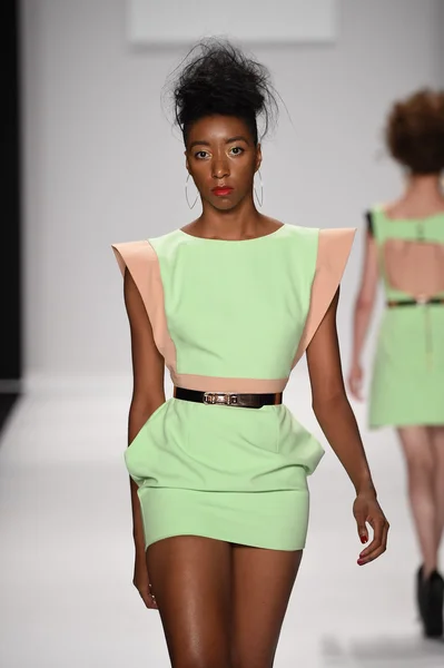 Model walks runway for Altaf Maaneshia Spring Summer 2015 presentation — Stock Photo, Image