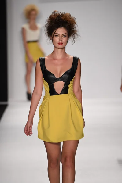 Model walks runway for Altaf Maaneshia Spring Summer 2015 presentation — Stock Photo, Image