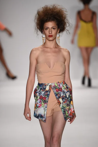 Model walks runway for Altaf Maaneshia Spring Summer 2015 presentation — Stock Photo, Image