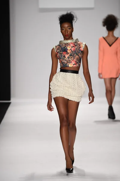 Model walks runway for Altaf Maaneshia Spring Summer 2015 presentation — Stock Photo, Image