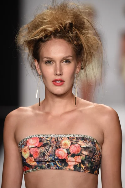 Model walks runway for Altaf Maaneshia Spring Summer 2015 presentation — Stock Photo, Image