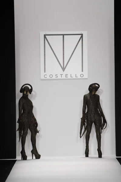 Modelle gehen Laufsteg für mtcostello frühling sommer 2015 präsentation — Stockfoto