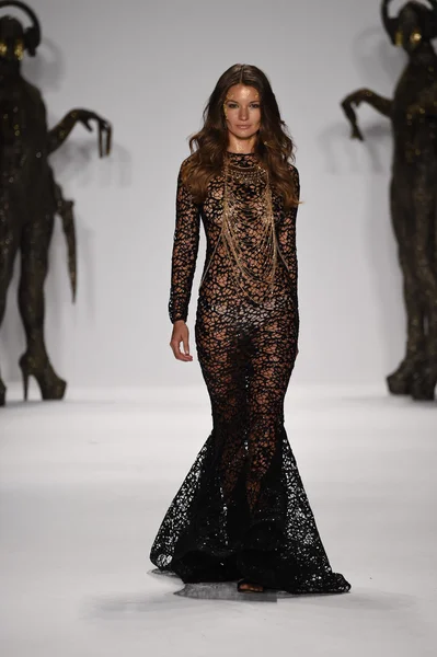model mtcostello ilkbahar yaz 2015 tanıtımı için pist yürür