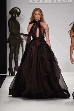 model mtcostello ilkbahar yaz 2015 tanıtımı için pist yürür