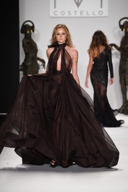 model mtcostello ilkbahar yaz 2015 tanıtımı için pist yürür