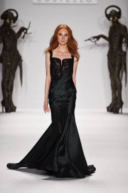 model mtcostello ilkbahar yaz 2015 tanıtımı için pist yürür