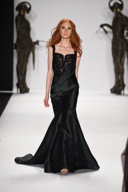 model mtcostello ilkbahar yaz 2015 tanıtımı için pist yürür