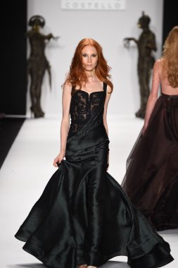 model mtcostello ilkbahar yaz 2015 tanıtımı için pist yürür