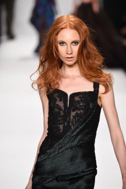 model mtcostello ilkbahar yaz 2015 tanıtımı için pist yürür