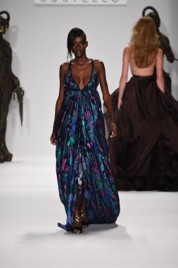 model mtcostello ilkbahar yaz 2015 tanıtımı için pist yürür