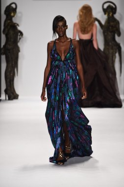 model mtcostello ilkbahar yaz 2015 tanıtımı için pist yürür