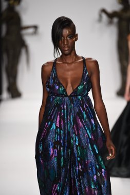 model mtcostello ilkbahar yaz 2015 tanıtımı için pist yürür
