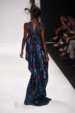 model mtcostello ilkbahar yaz 2015 tanıtımı için pist yürür