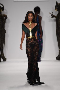 model mtcostello ilkbahar yaz 2015 tanıtımı için pist yürür