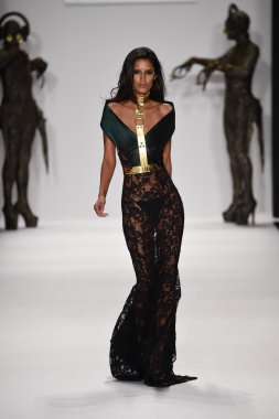 model mtcostello ilkbahar yaz 2015 tanıtımı için pist yürür