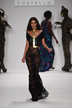 model mtcostello ilkbahar yaz 2015 tanıtımı için pist yürür