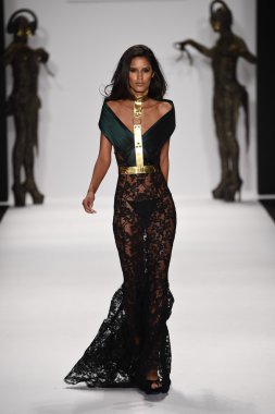 model mtcostello ilkbahar yaz 2015 tanıtımı için pist yürür