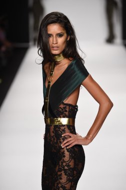 model mtcostello ilkbahar yaz 2015 tanıtımı için pist yürür