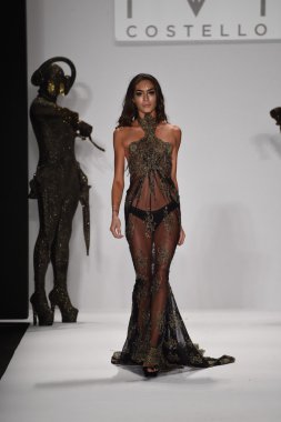 model mtcostello ilkbahar yaz 2015 tanıtımı için pist yürür